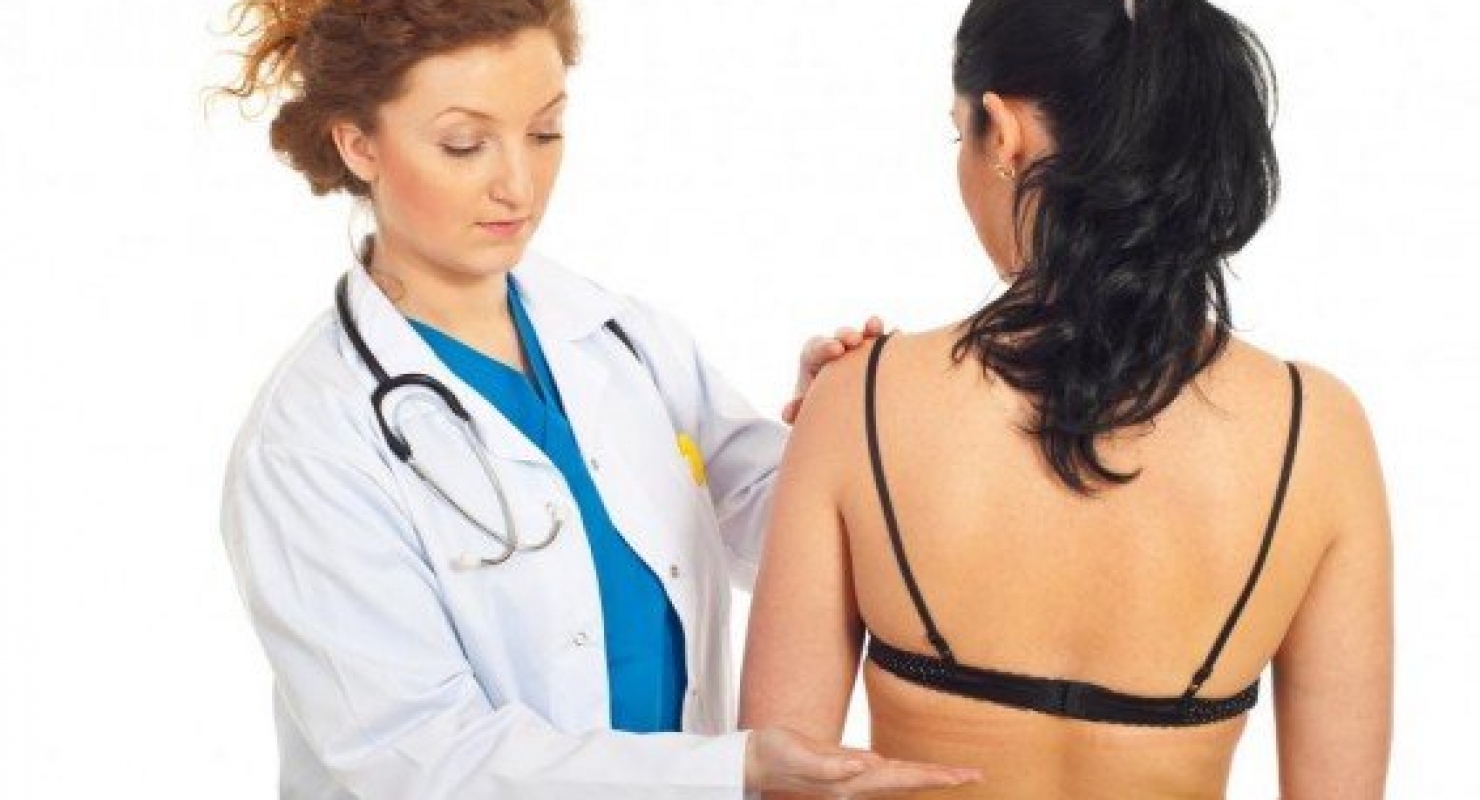 Врач по пояснице. Женщина врач со спины. Нефролог. Врач осматривает спину. Врач осматривает почки.