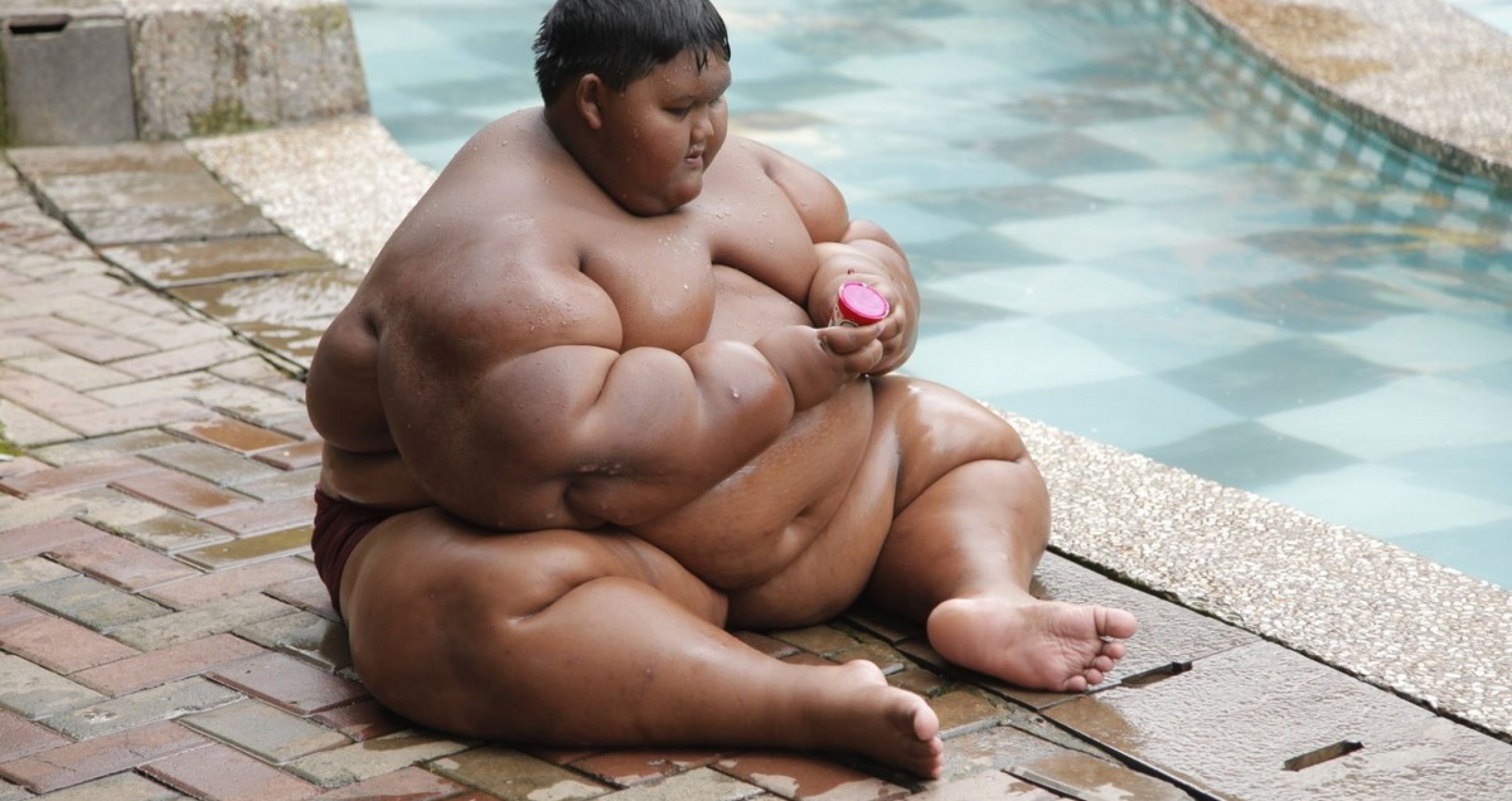 Сильно толстый человек. Арья Пермана самый толстый человек в мире. Самый толстый мальчик Арья Пермана. Самый толстый мальчик в мире самый толстый мальчик в мире.